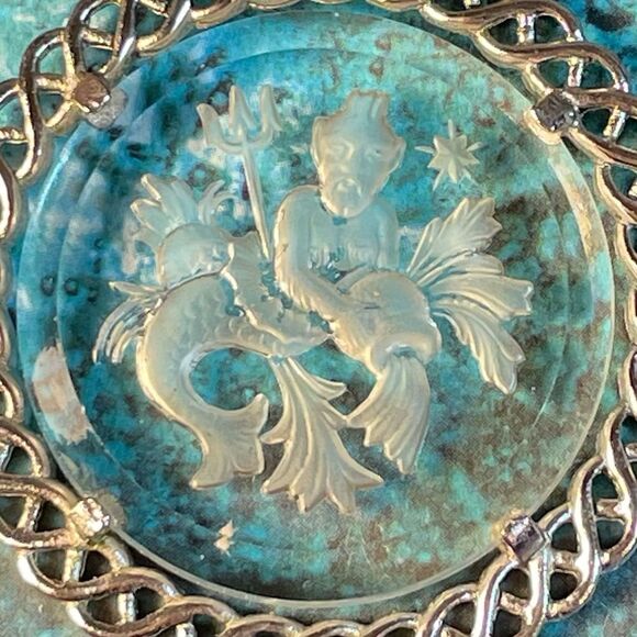 Vintage Etched Glass Zodiac Aquarius Pendant  & Necklace signed Crown TRIFARI - Picture 4 of 8